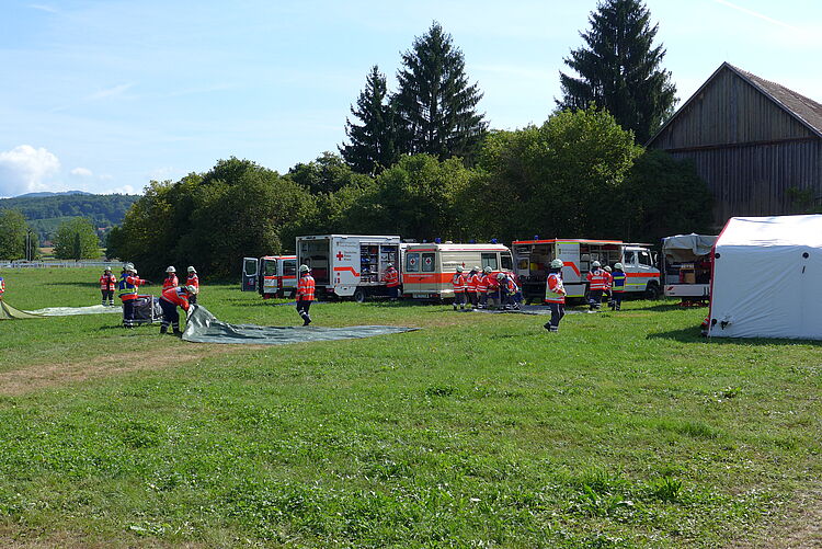 Helfer des DRK bauen einen Behandlungsplatz auf.