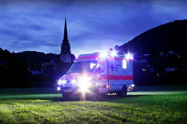 Rettungswagen mit Blaulicht im dunkeln