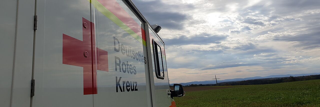 Rettungswagen in der Landschaft